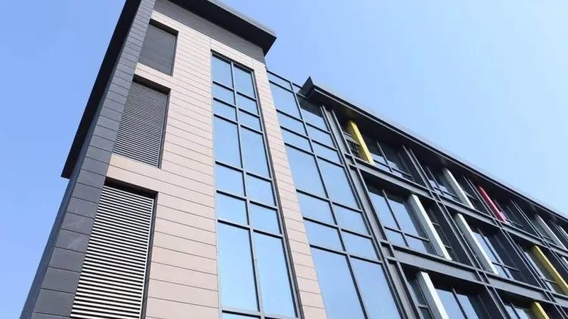 施工费用包括人工费、运输费、安装费等。在报价明细中，需关注以下要点：